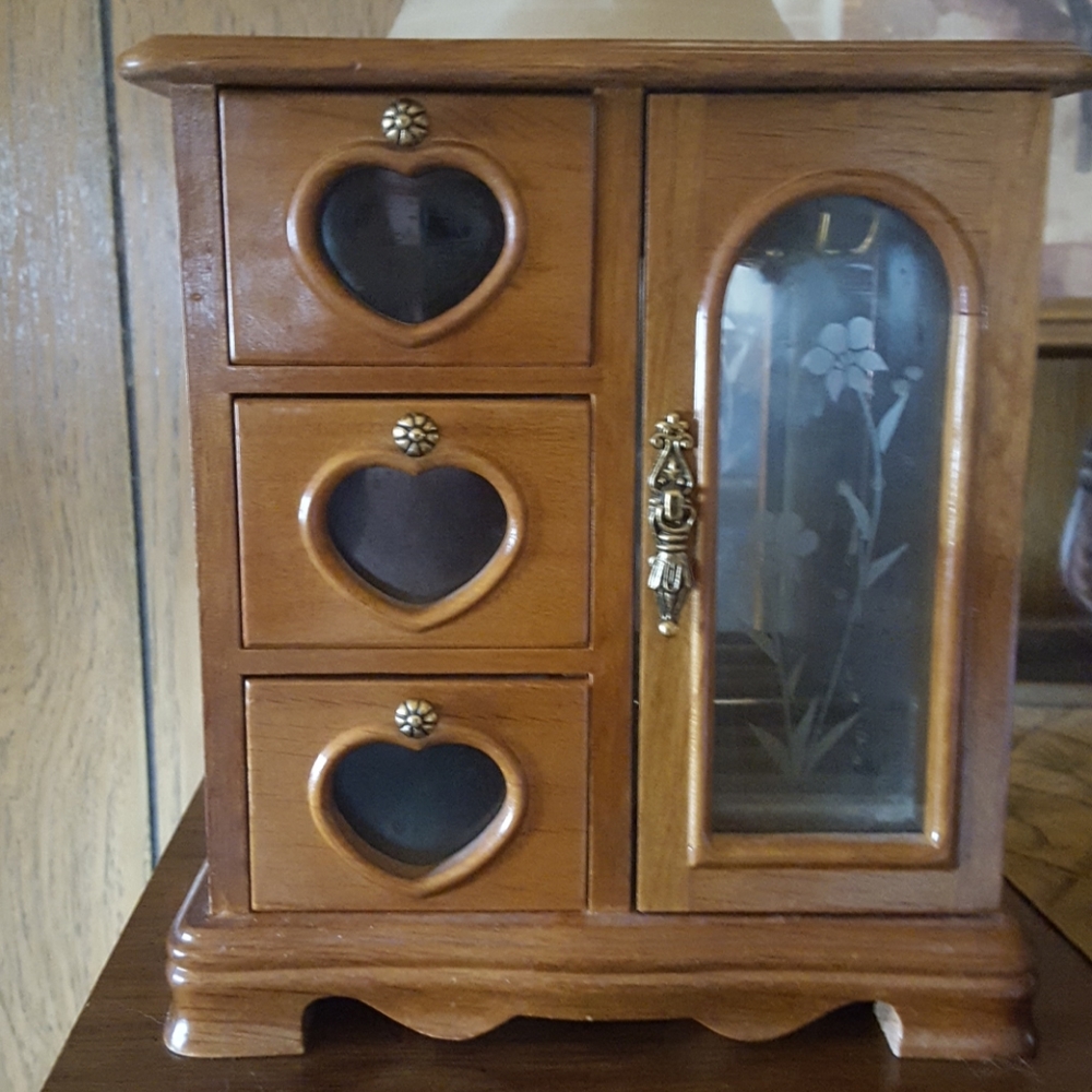 Beautiful jewerly box,  3 drawers/one door